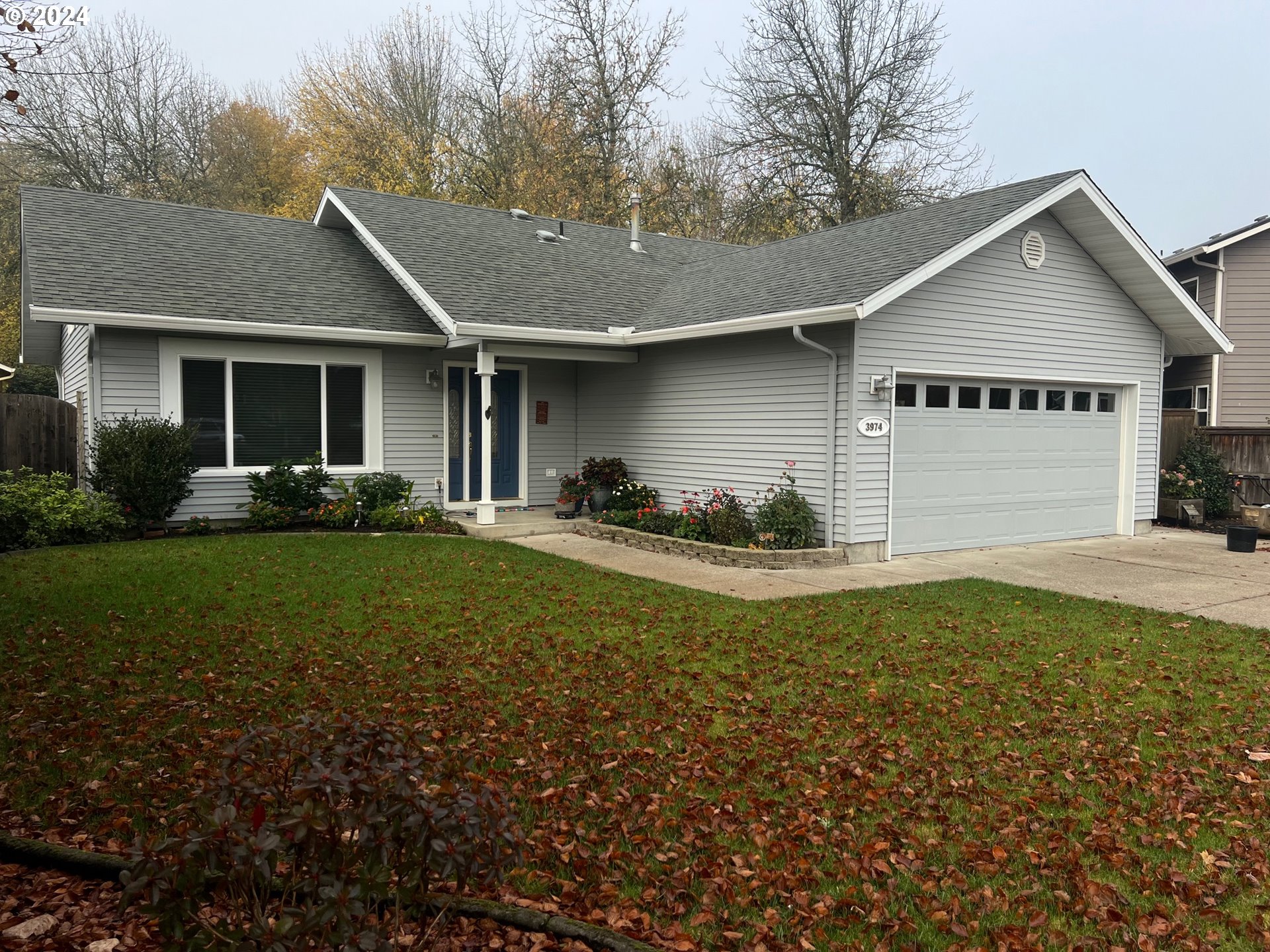 a view of a house with backyard