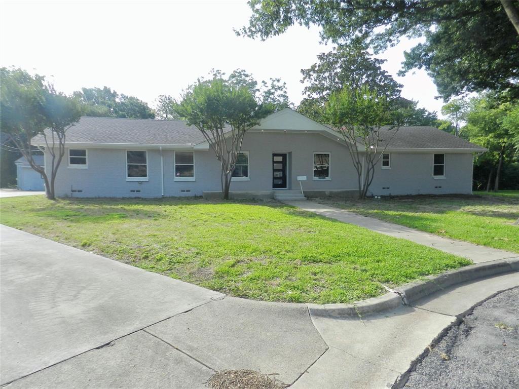 a view of a house with a backyard