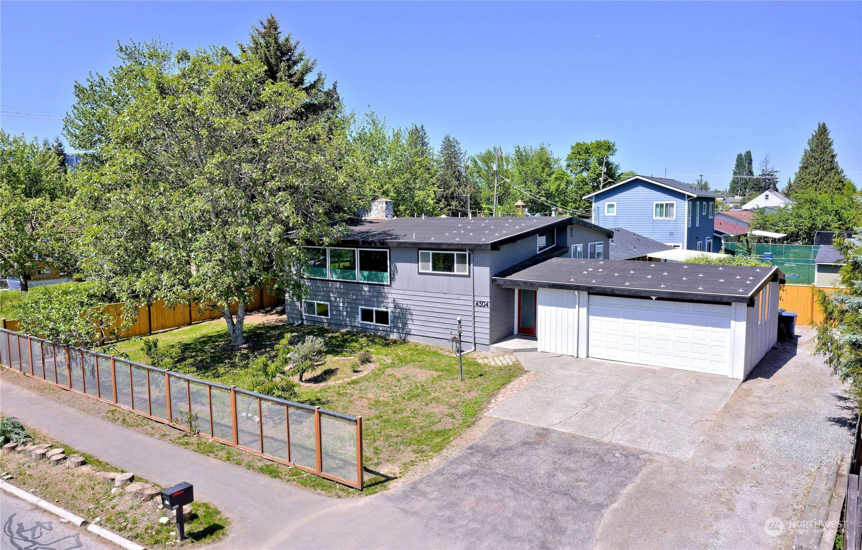 a view of a house with backyard and sitting area