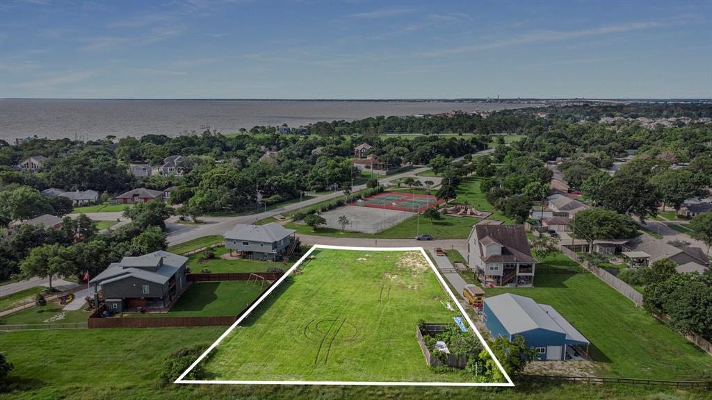 an aerial view of a tennis court