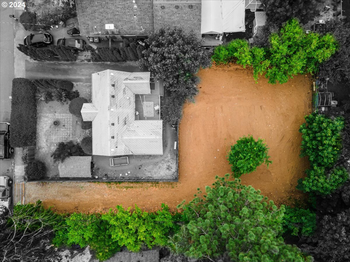 an aerial view of residential house with outdoor space and lake view