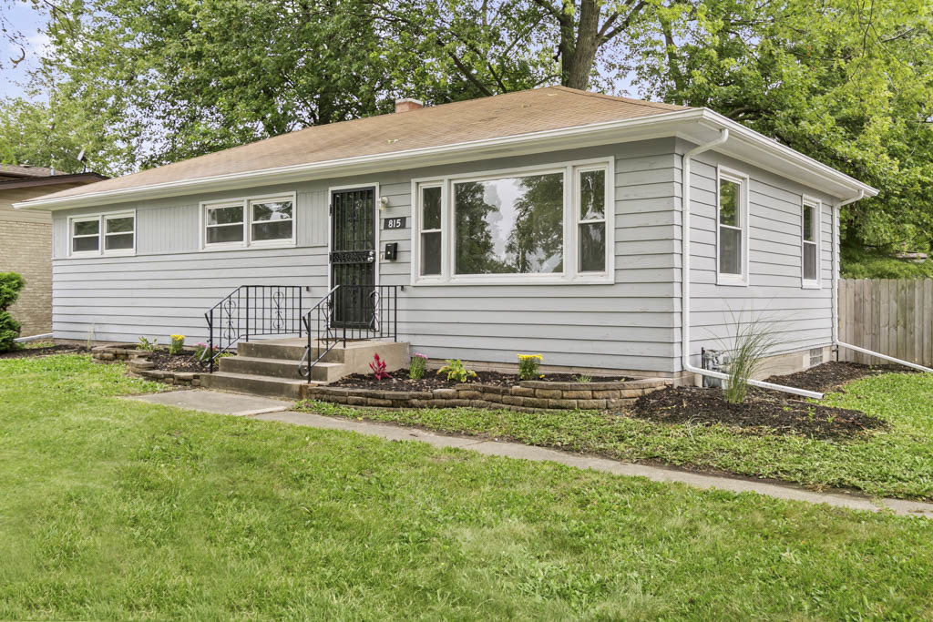 a view of a house with backyard