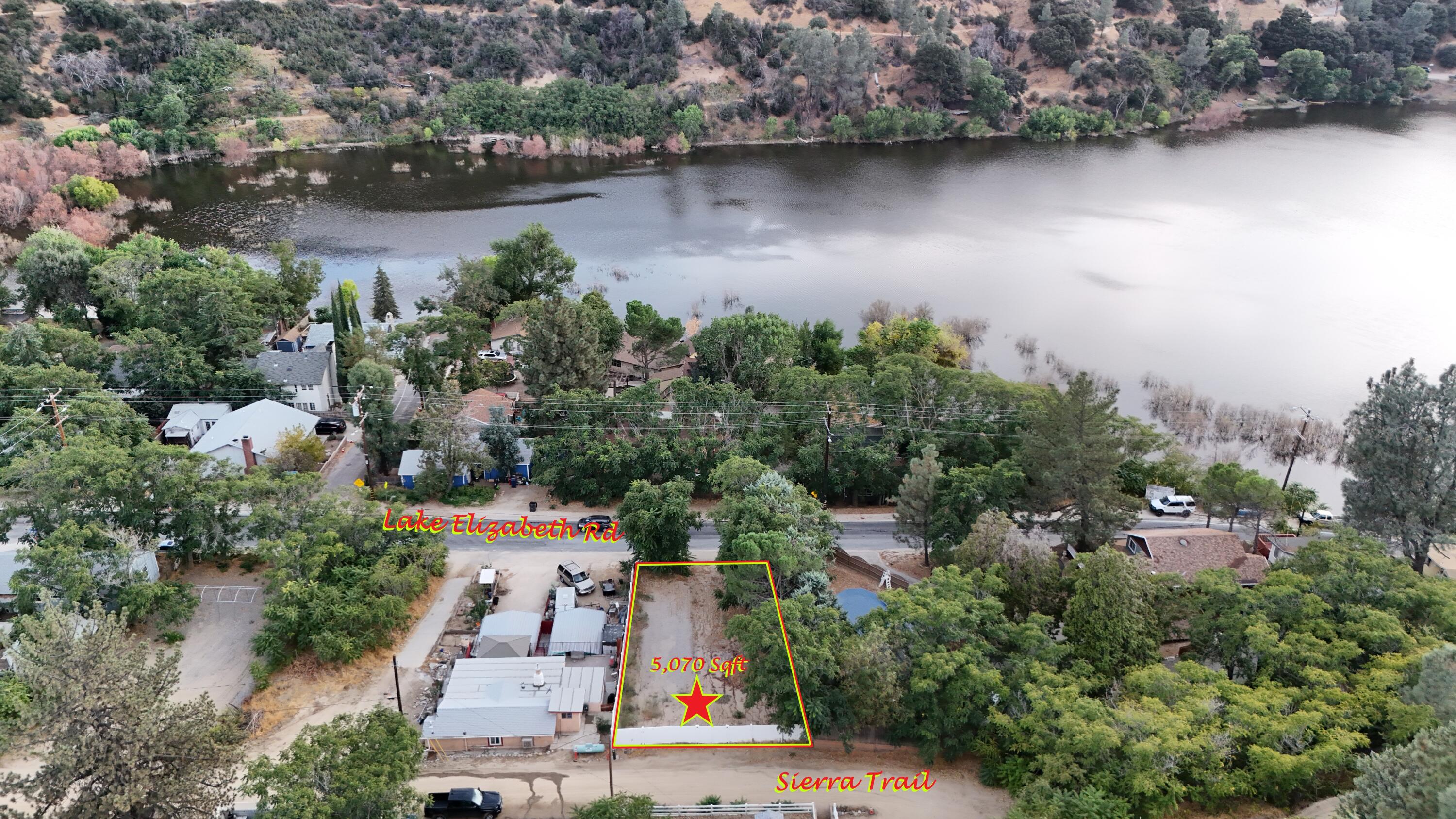 an aerial view of house with yard and lake view