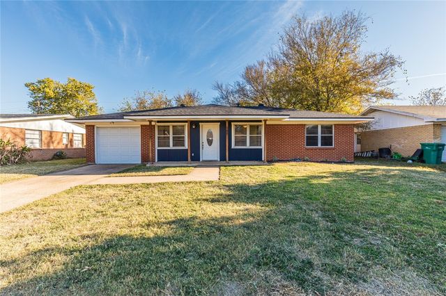 $193,000 | 205 South Barbara Street | Lacy-Lakeview