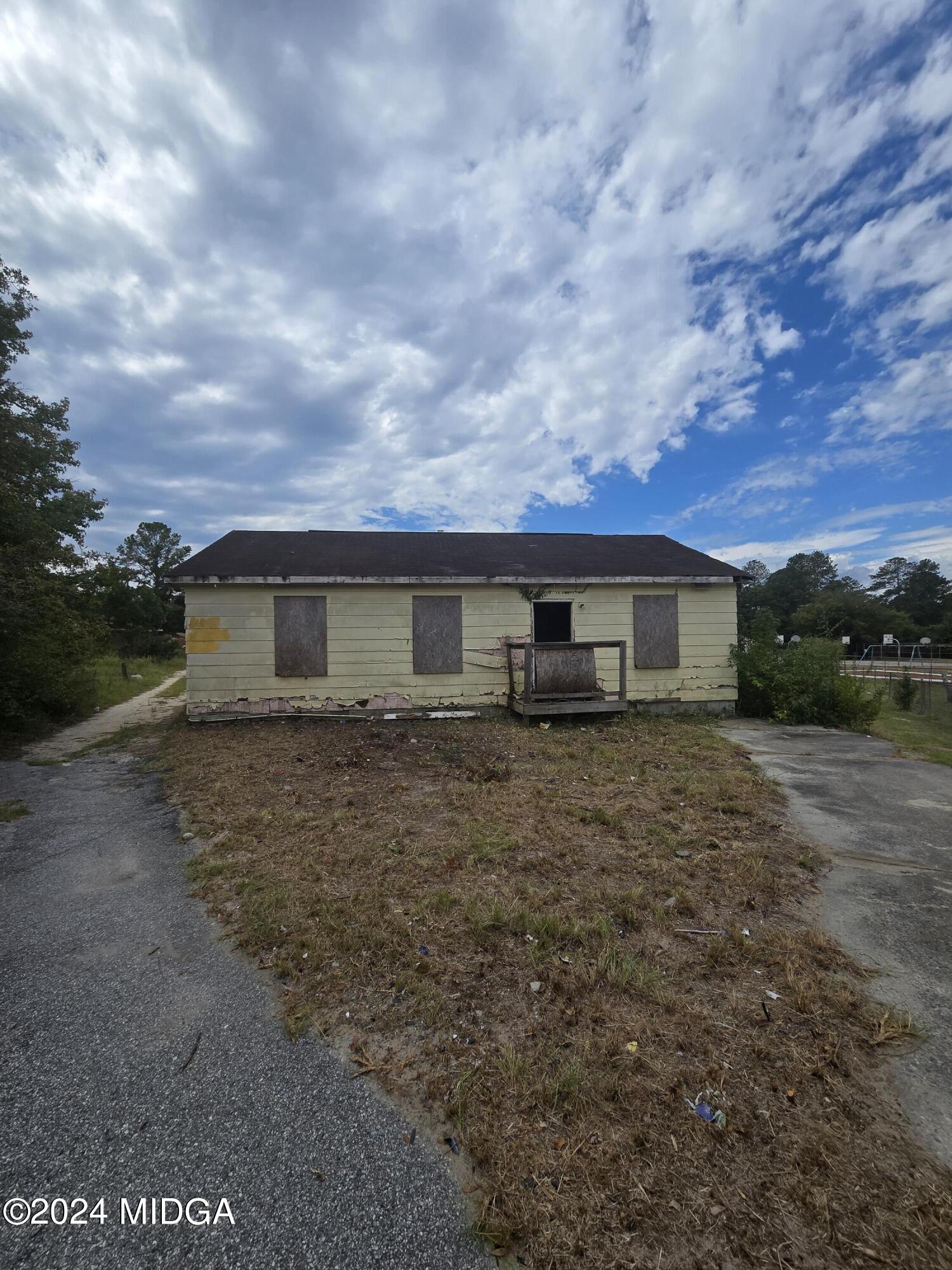 a view of a house with a yard