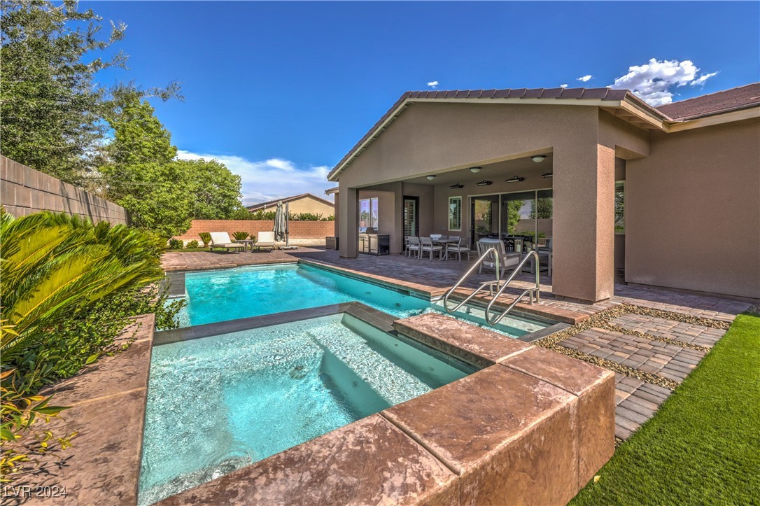 Build in Jacuzzi with pool