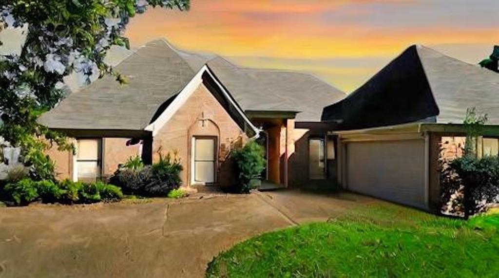 a view of a house with backyard and garden