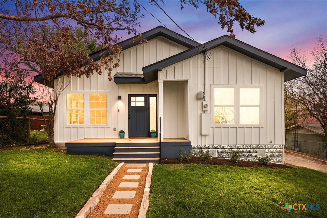 a view of a house with a yard