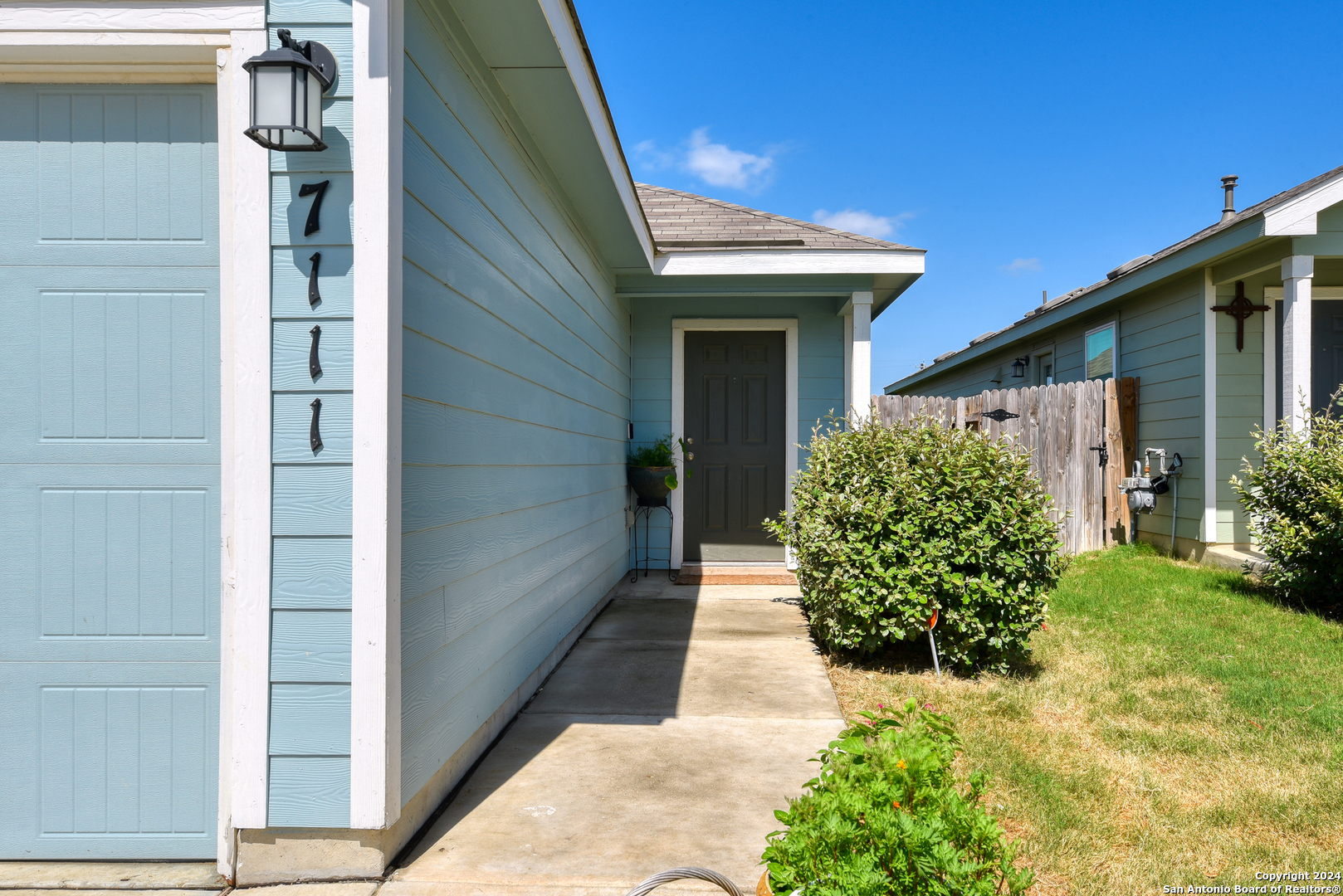 a view of a pathway with a house