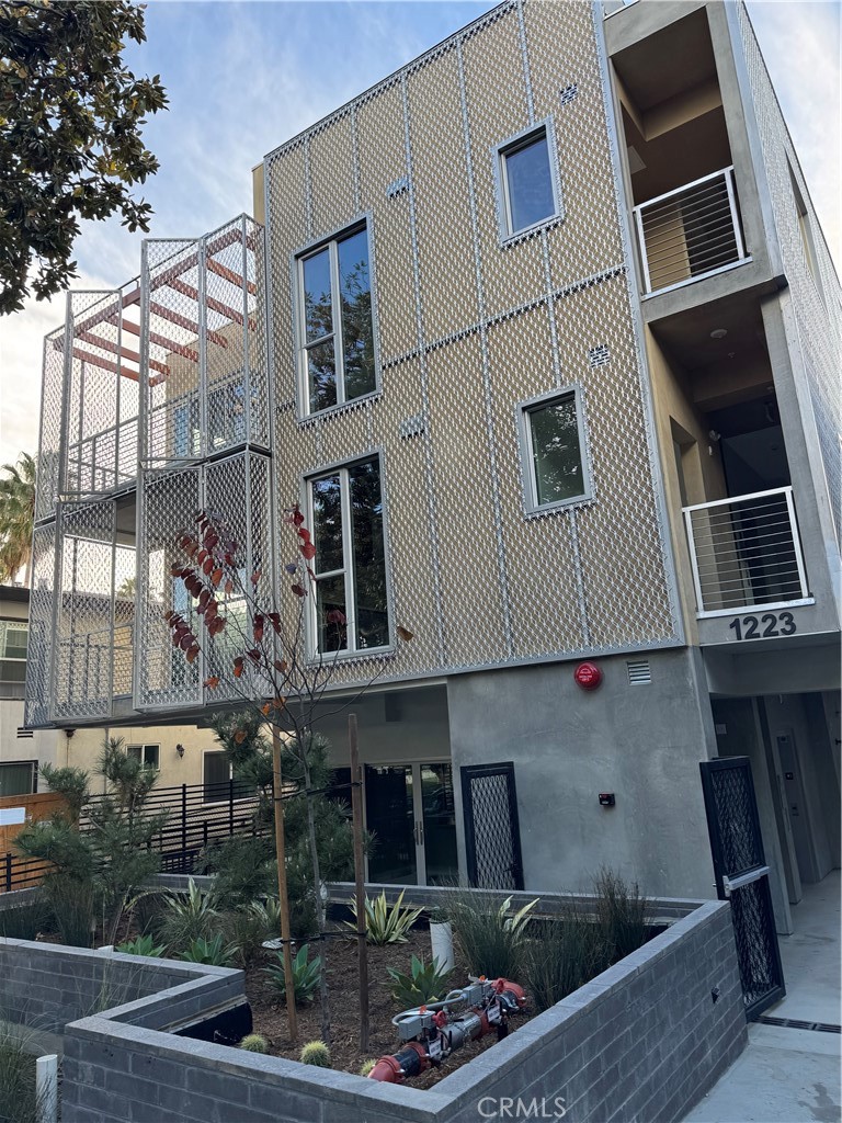 a front view of house and yard