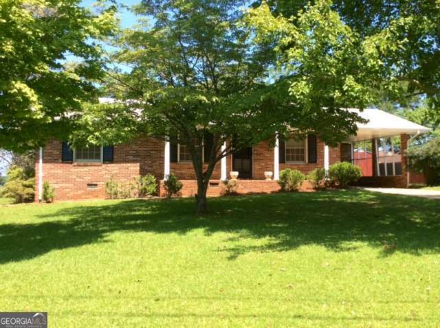 a view of a house with a backyard