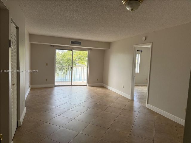 $2,000 | 8260 Southwest 210th Street, Unit 102 | Saga Bay Gardens