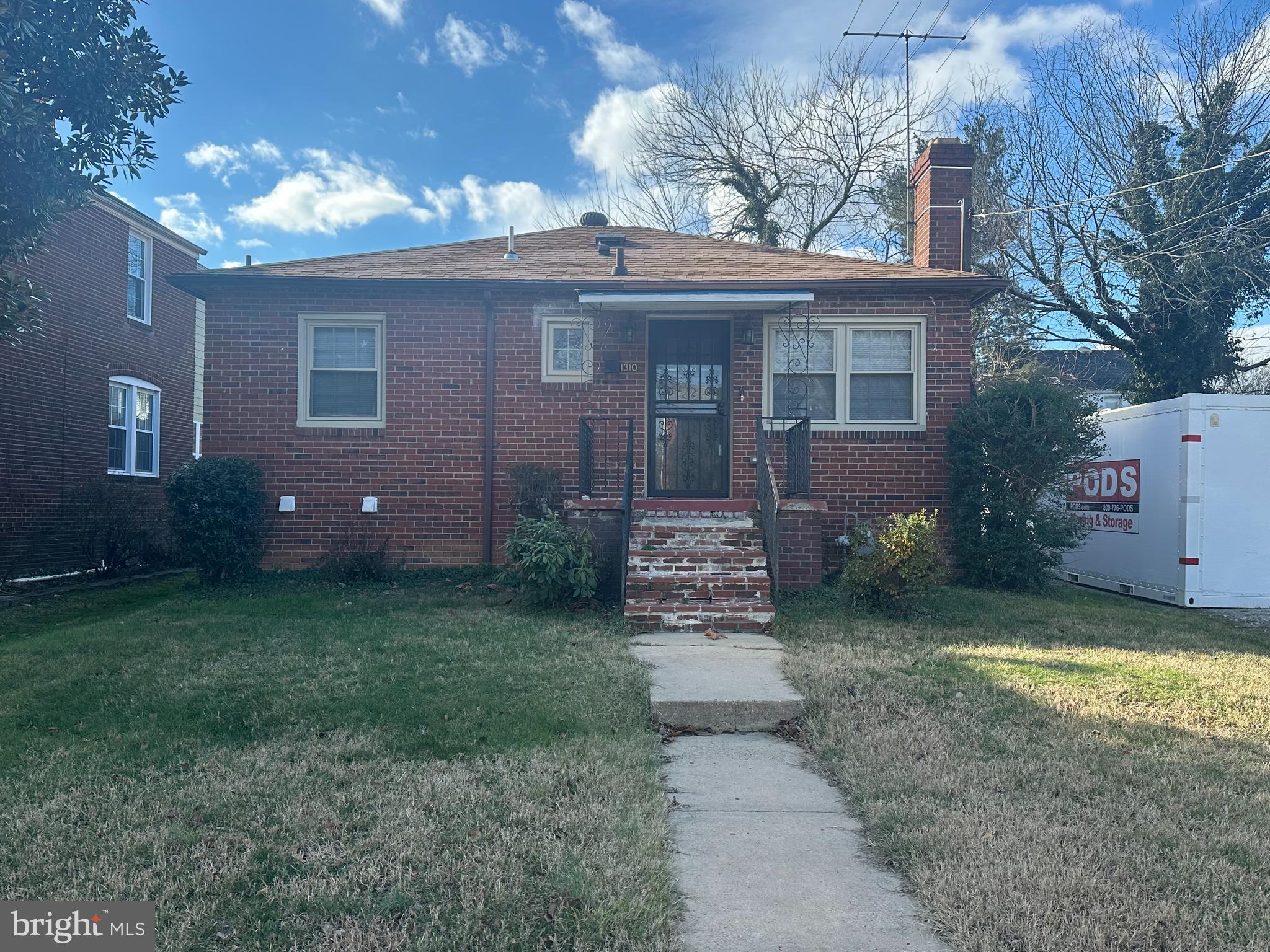 a view of a house with backyard and garden