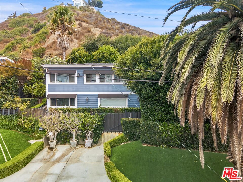 a view of a house with a backyard