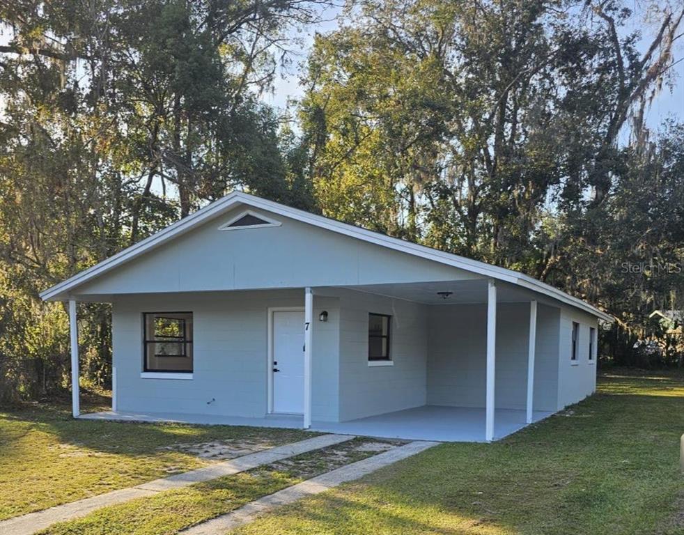 a view of a house with a backyard