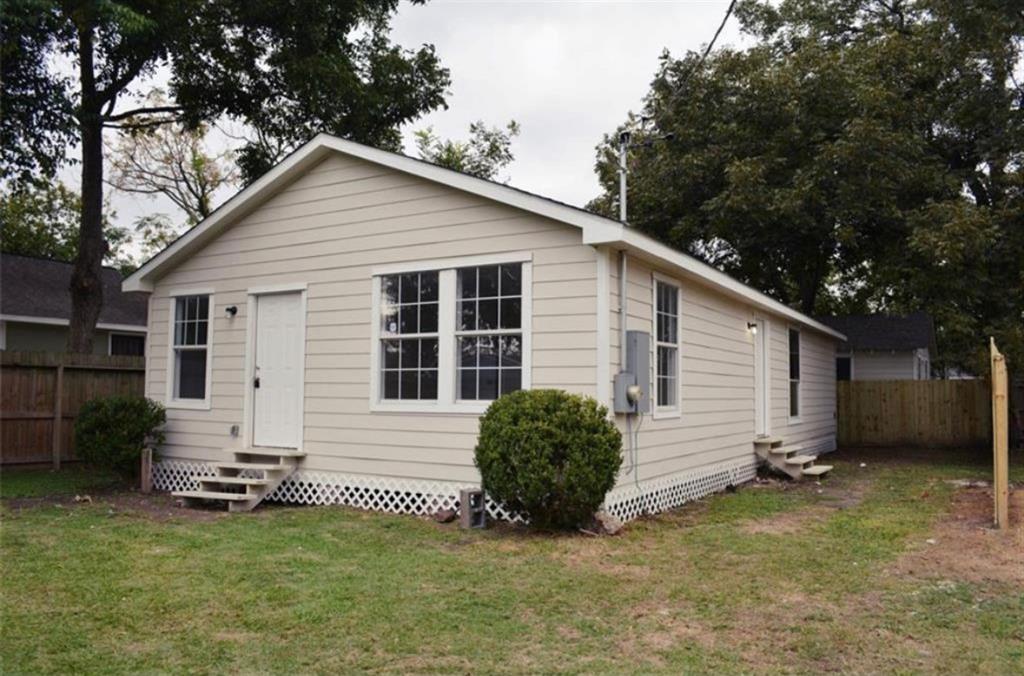 a view of a house with a backyard