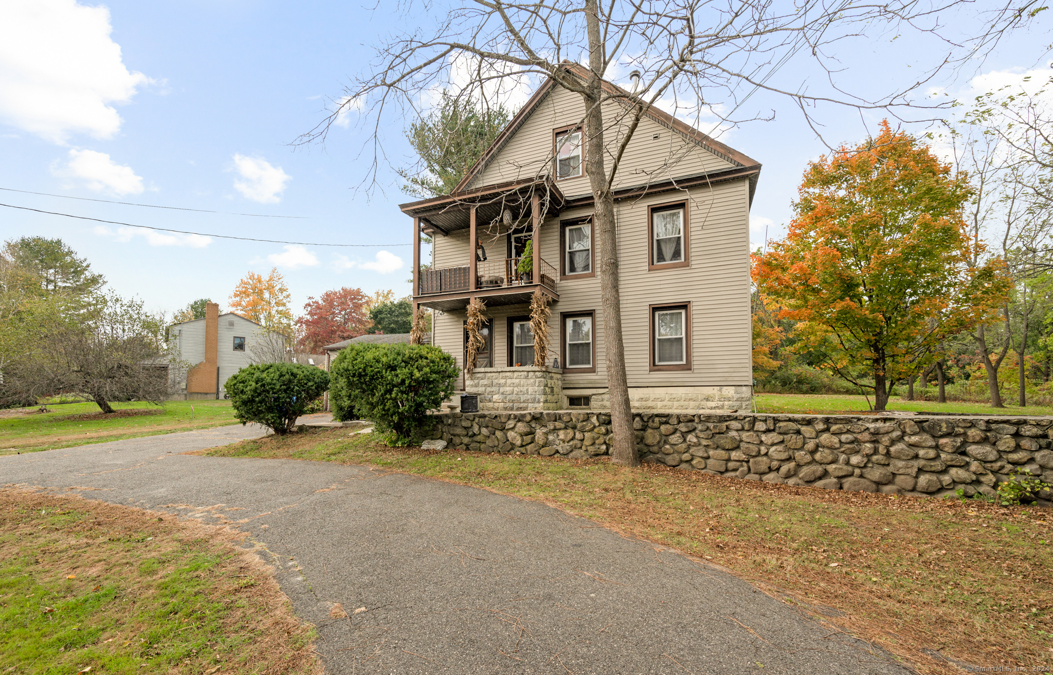 a view of a house with a yard