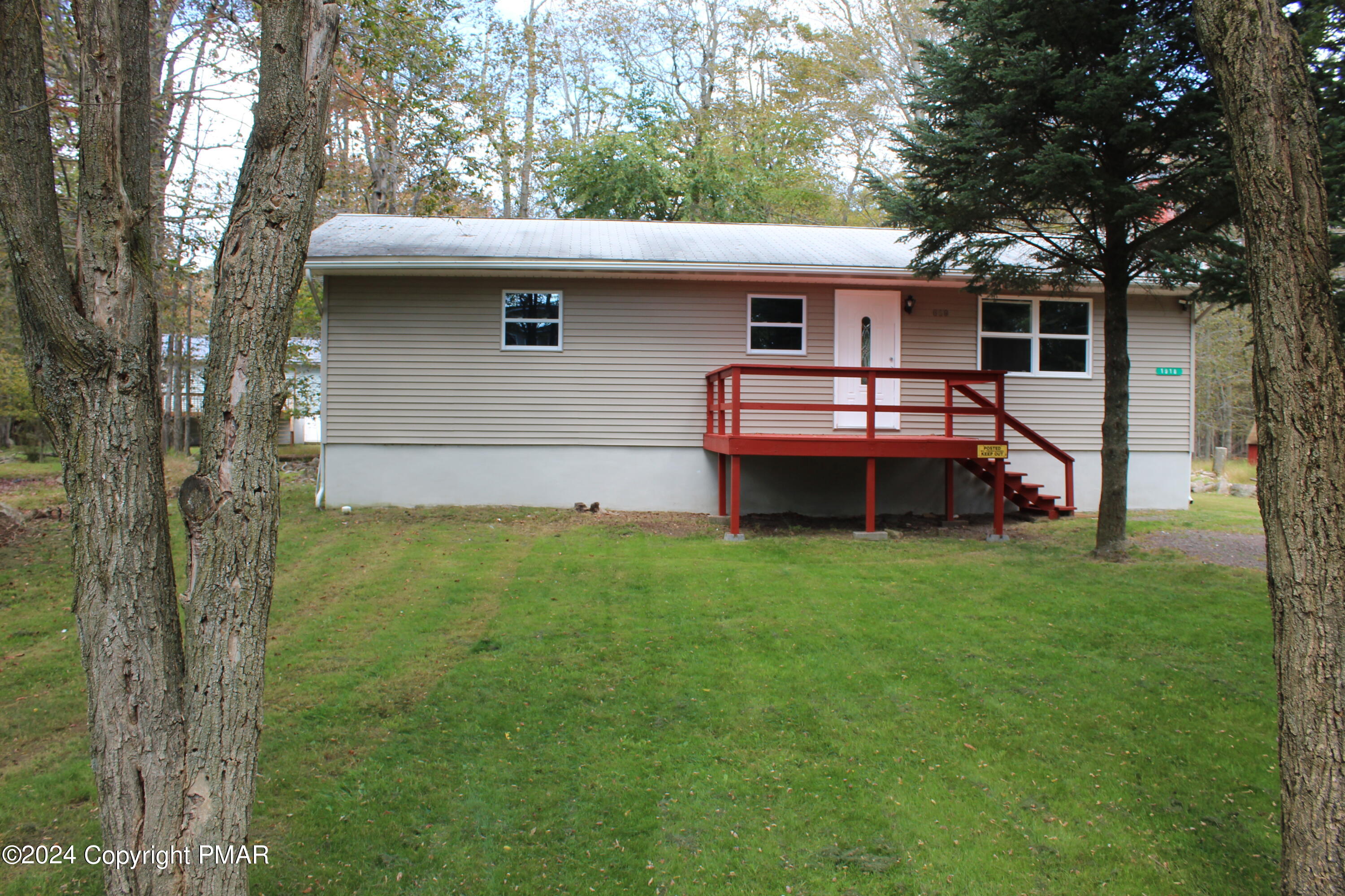 a view of a house with a backyard