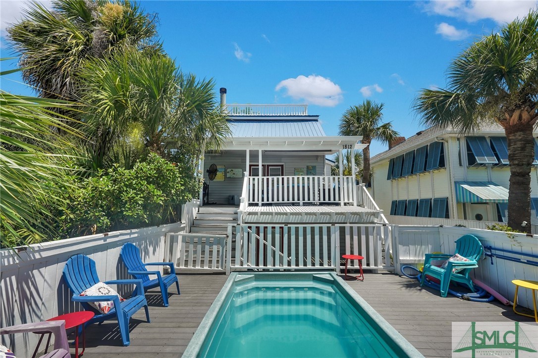 Jetted dipping pool on the deck with ample seating