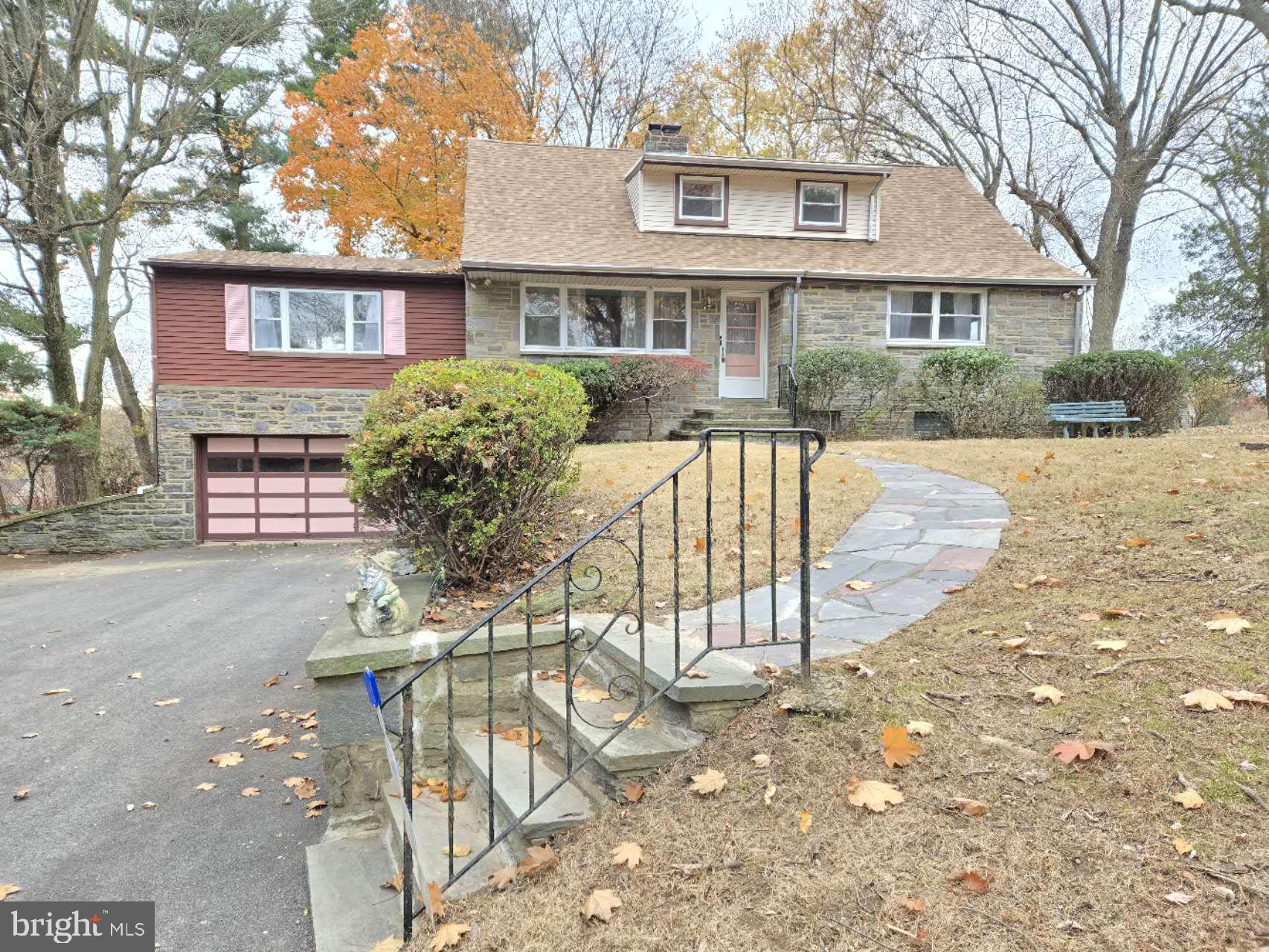 a view of a house with backyard