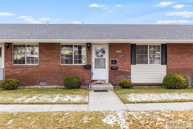 $224,900 | 893 Linden Drive | Community