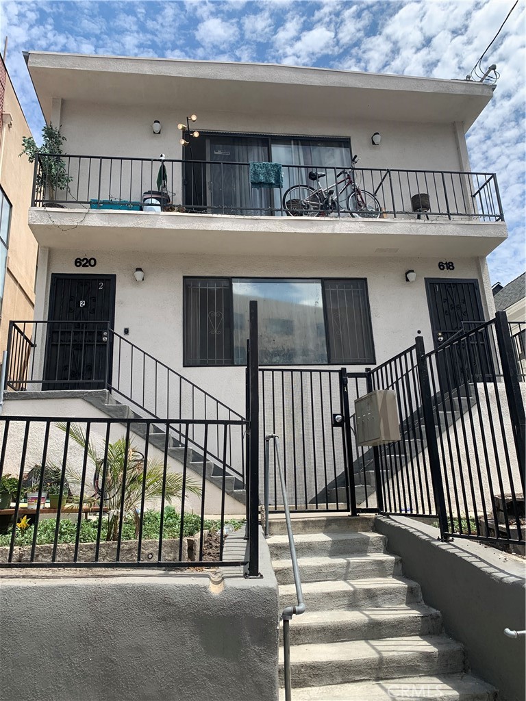 a view of entryway with a front door