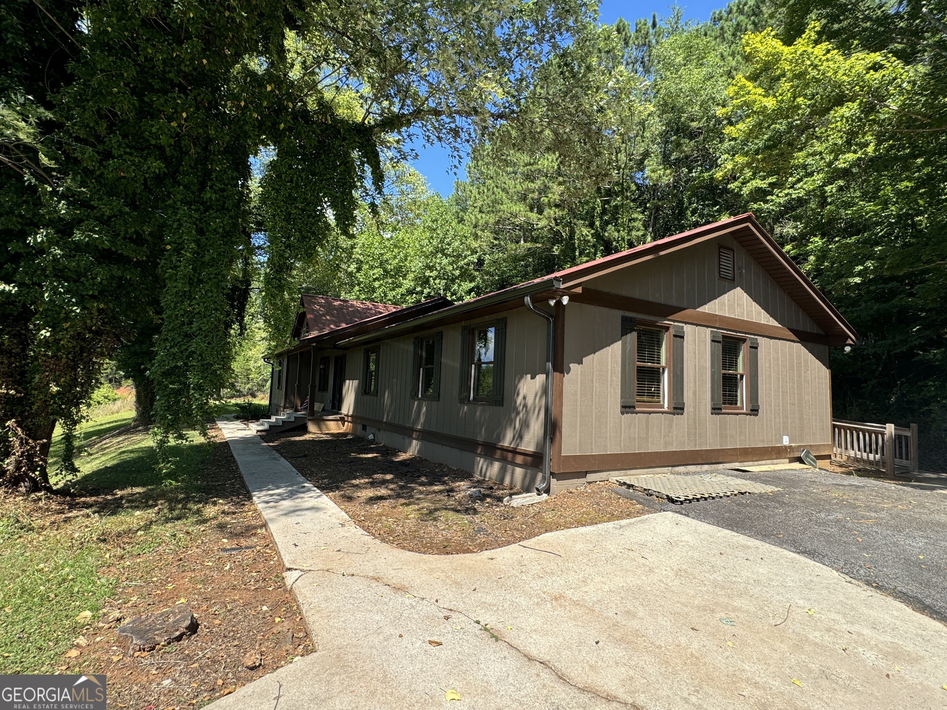 a view of a house with a yard