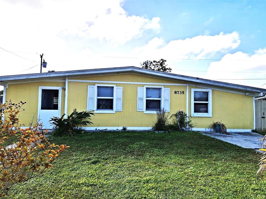 a view of a house with a yard