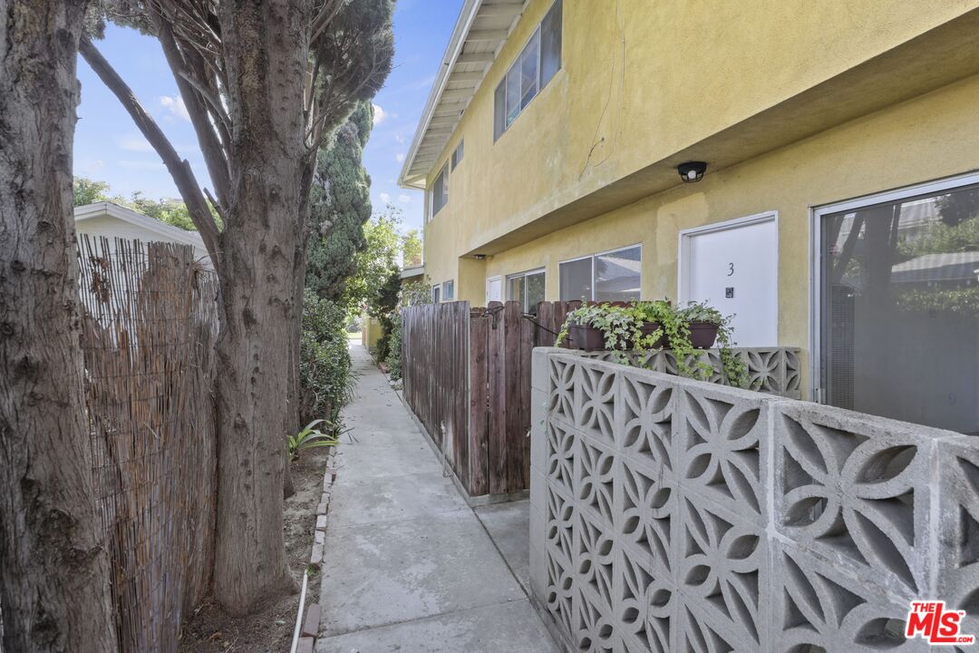 a view of entryway with flower plants