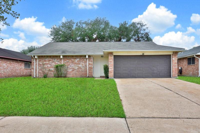 a front view of house with yard