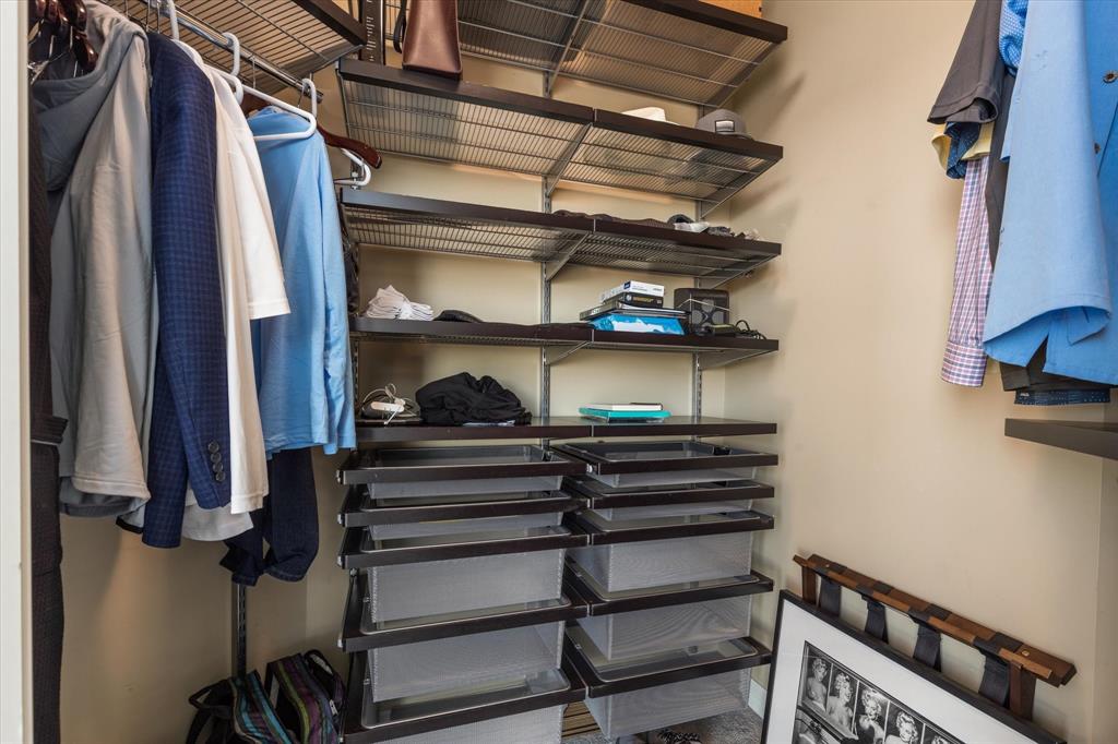 Elfa Walk-In Closet Platinum