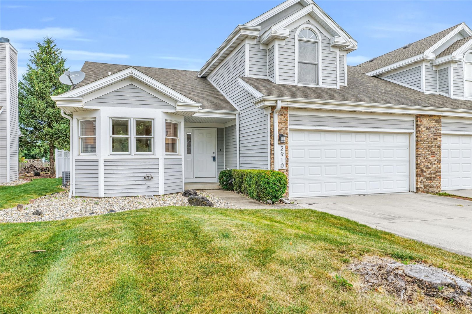 a view of front of a house with a yard