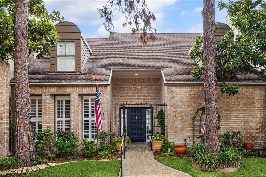 Welcome to 1020 Townplace, a 3 bedroom and 3.5 bath brick home, with a primary on the first floor, located just off of Woodway.