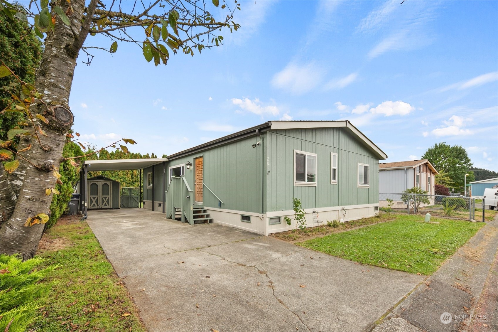 a view of a house with backyard and a garden