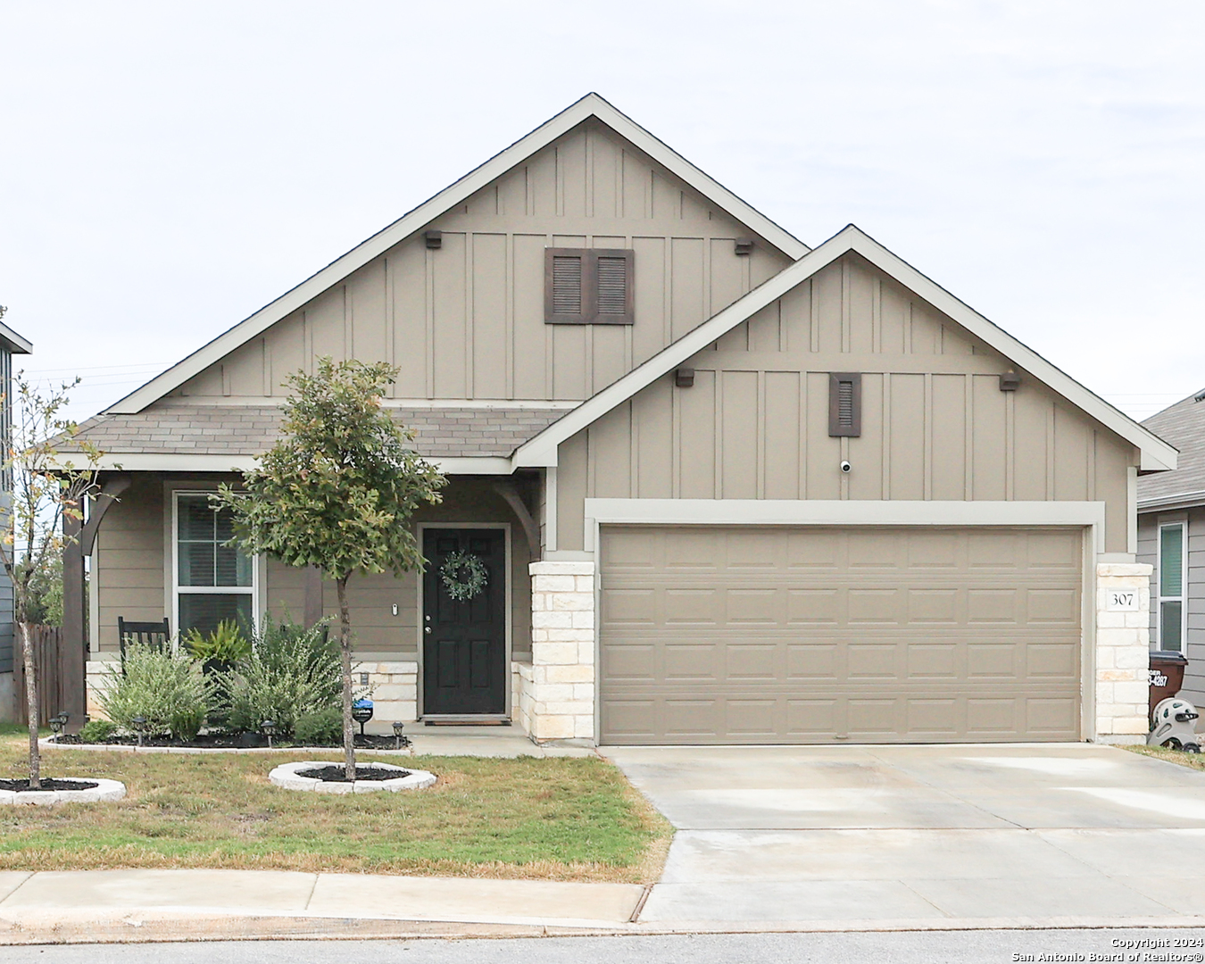 a front view of house with garage and yard