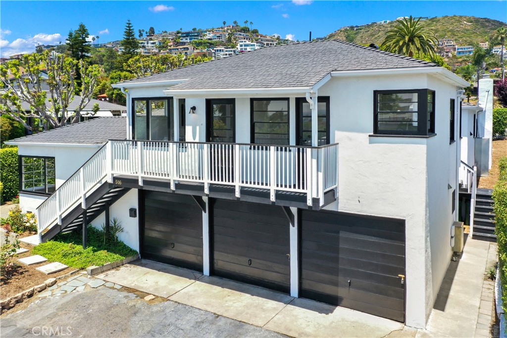 a view of a house with a backyard