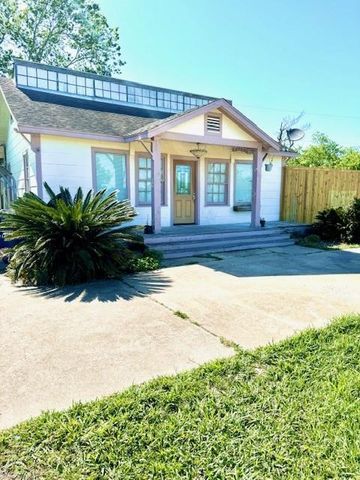 $299,000 | 2206 South Velasco Street | Angleton