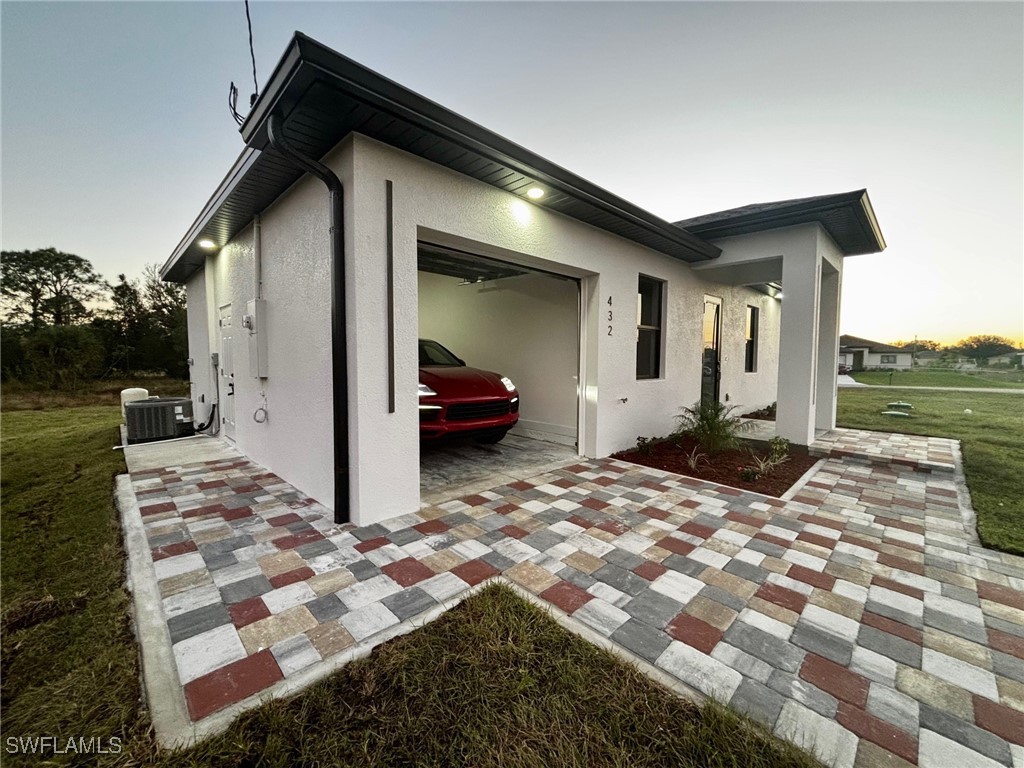 a view of a house with a yard