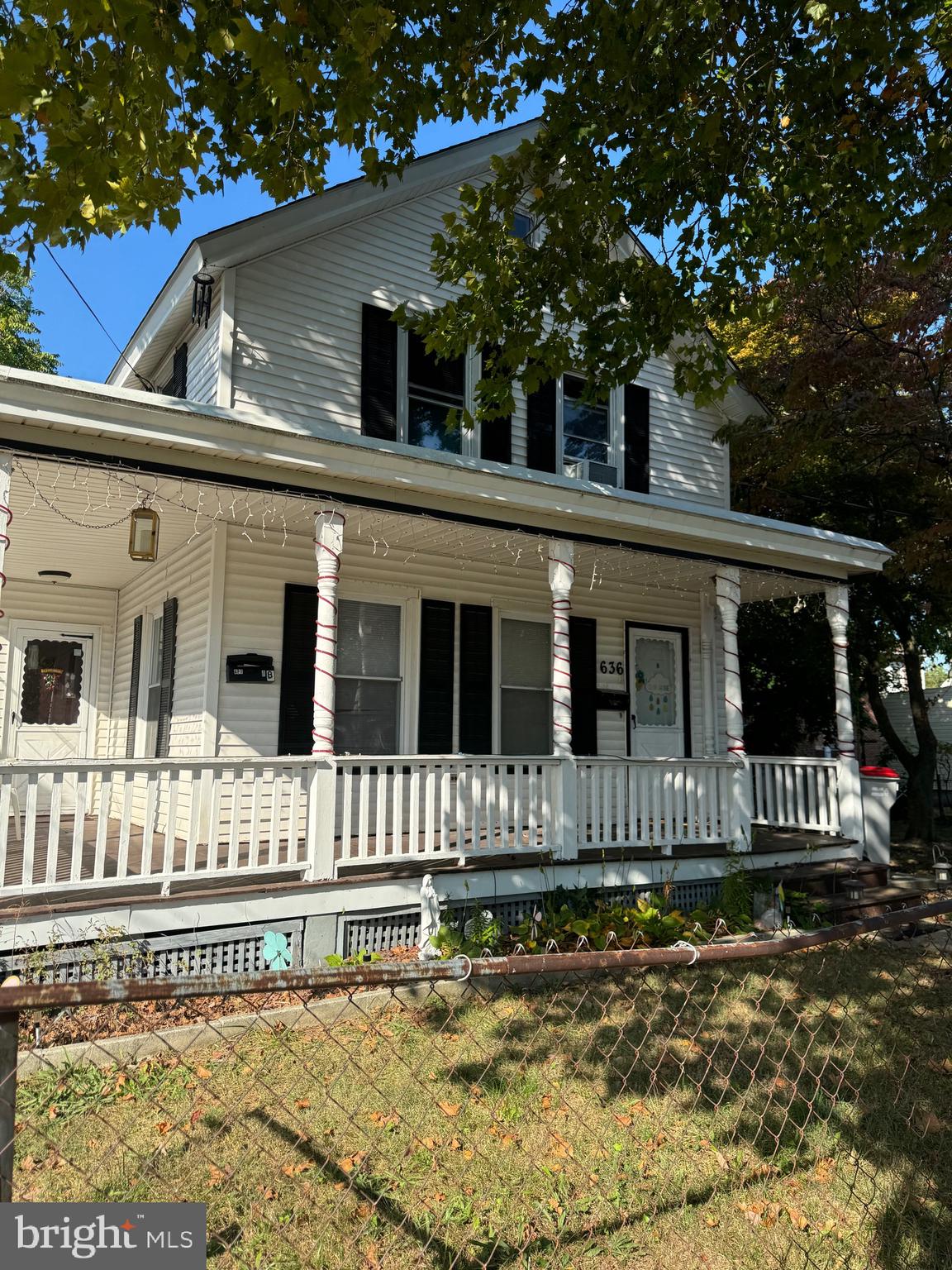 a view of house with a yard