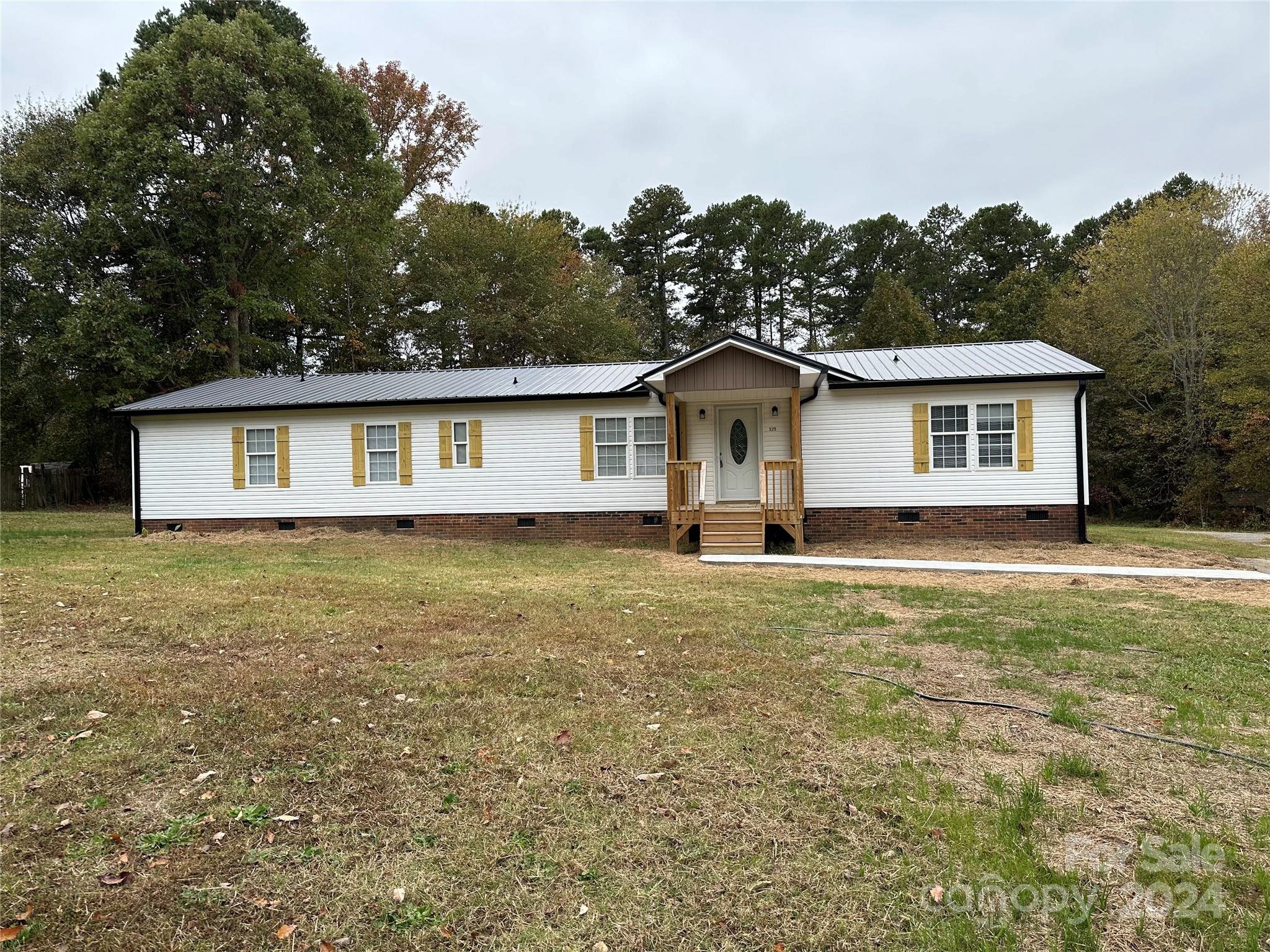 a view of a house with a backyard