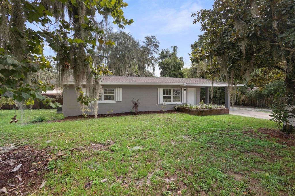 a view of a house with backyard and garden