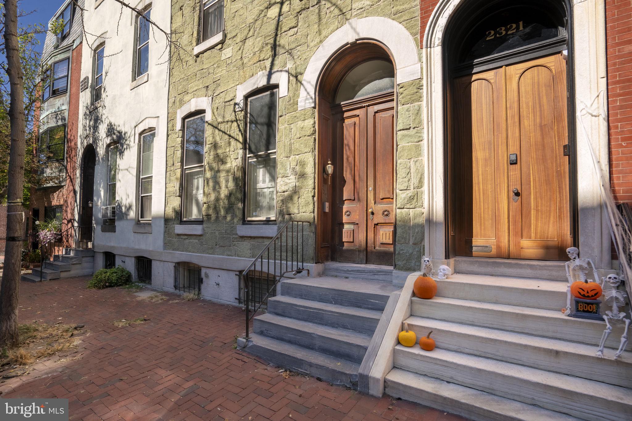 a view of entryway with a front door