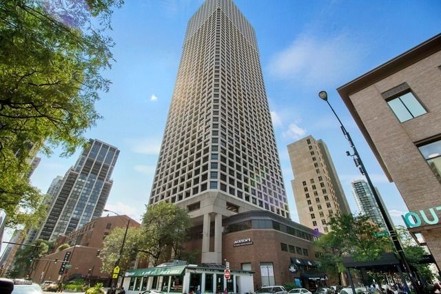 $3,100 | 1030 North State Street, Unit 33B | Newberry Plaza