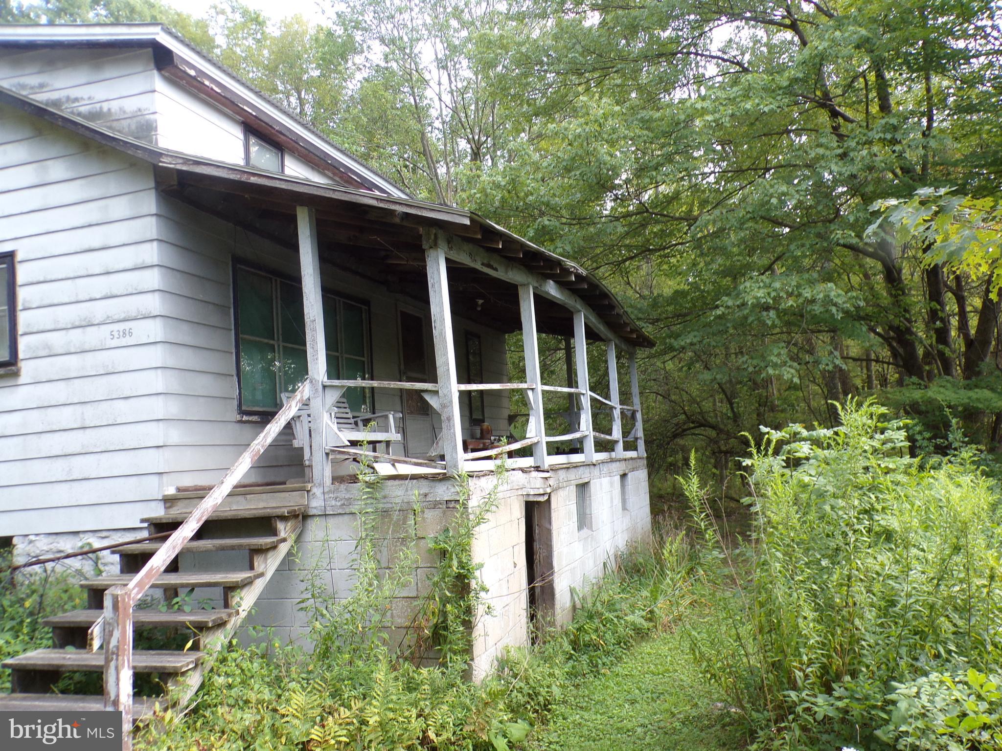 a view of a house with backyard