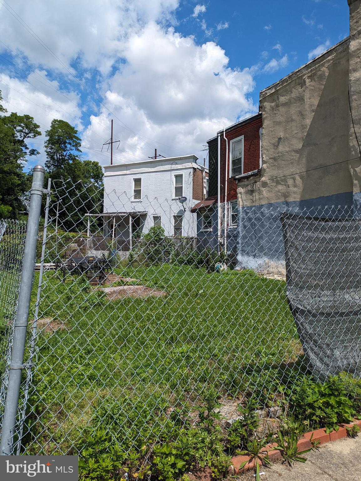 a view of a back yard