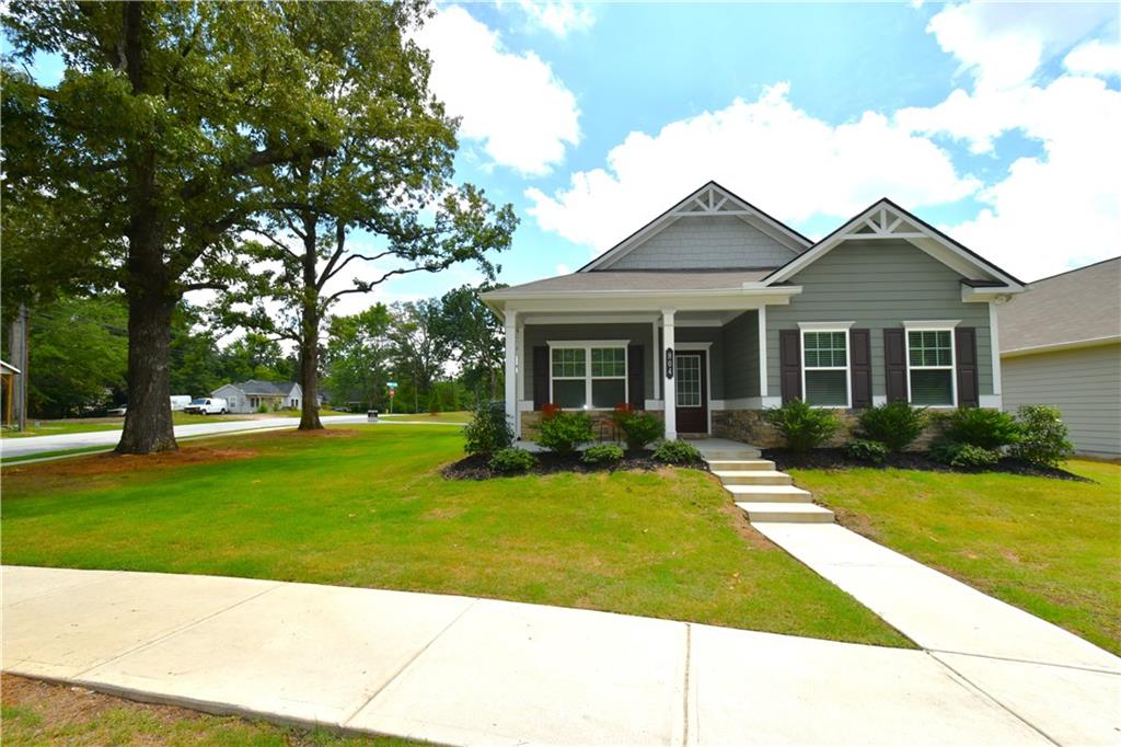 a view of a yard in front of house