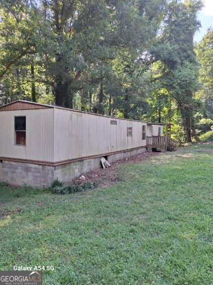 a view of a backyard