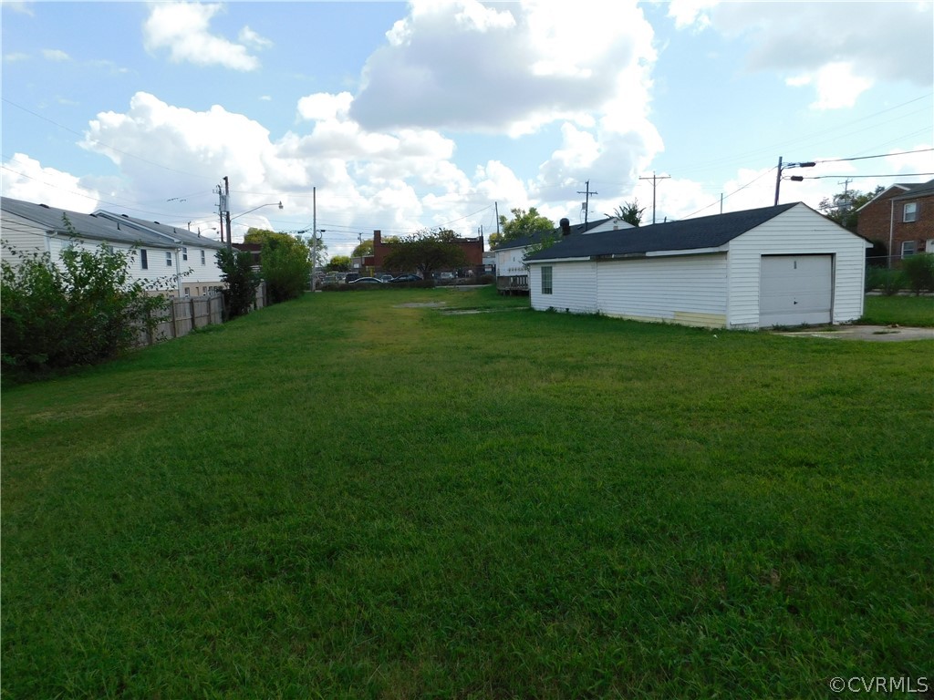 a view of a backyard