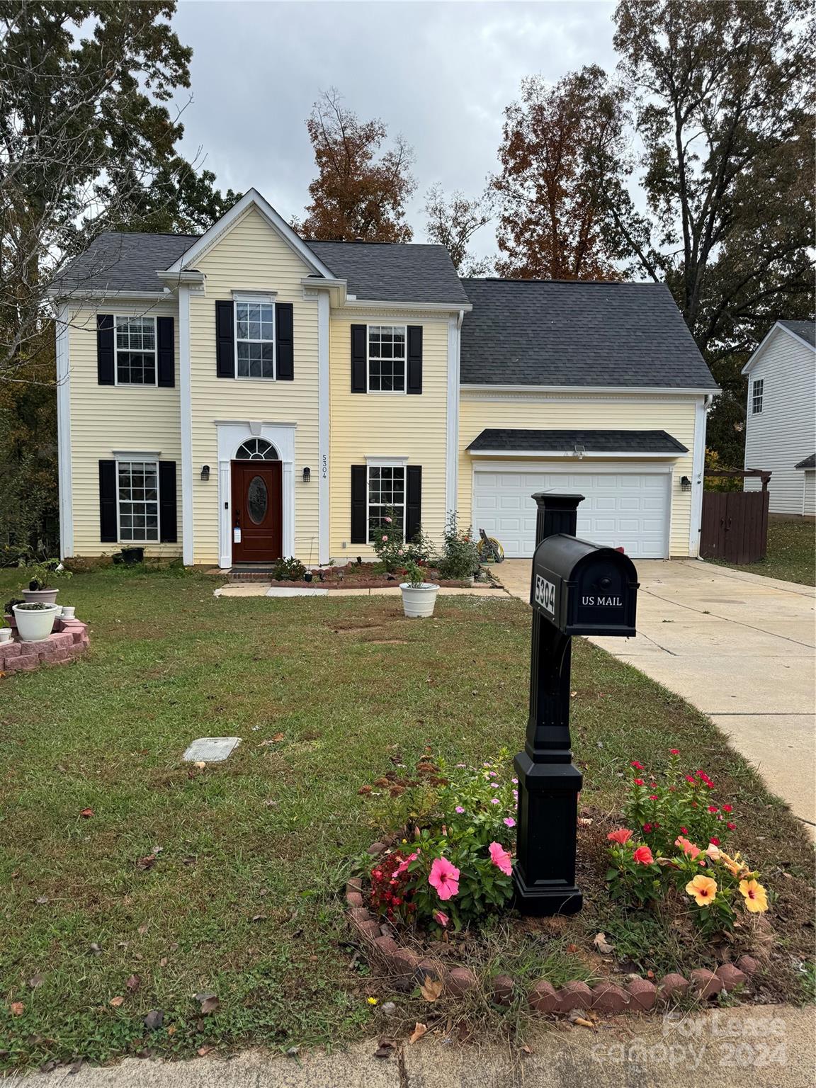 a front view of house with yard