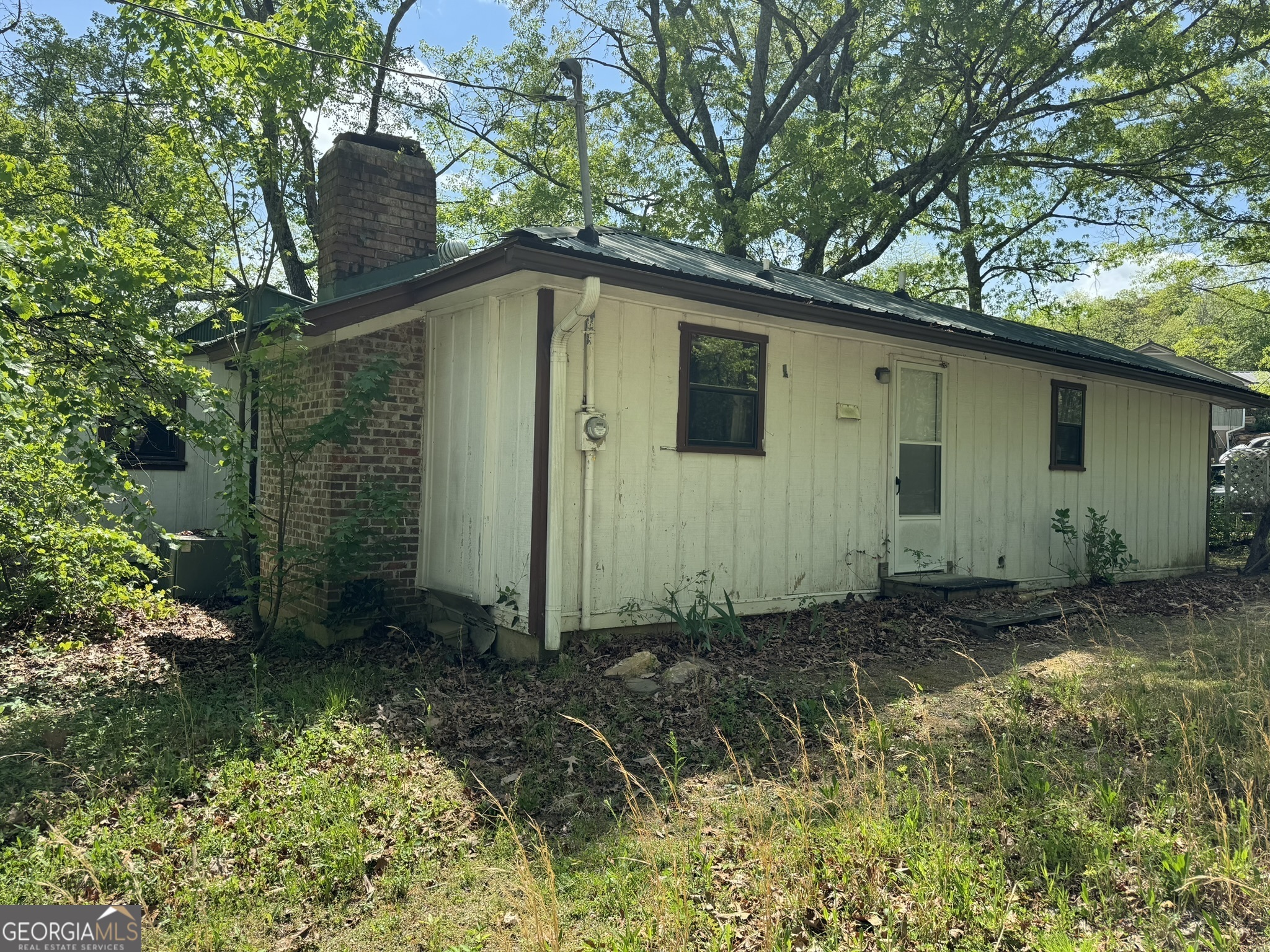 a view of a backyard